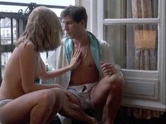 Голая Эмманюэль Сенье в фильме «Детектив» фото #8