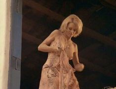 Голая Энджи Дикинсон в фильме «Нехорошая мамаша» фото #16