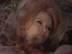 Голая Энджи Дикинсон в фильме «Сэм Виски» фото #1