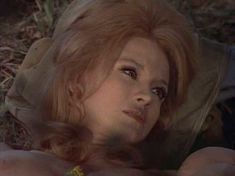 Голая Энджи Дикинсон в фильме «Сэм Виски» фото #2