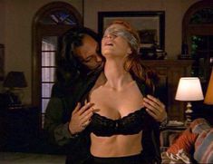 Голая грудь Энджи Эверхарт в фильме Sexual Predator