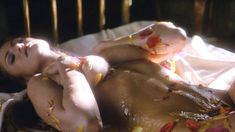 Голая Энджи Эверхарт в фильме «Любовь в Париже» фото #12