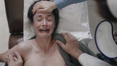 Голая Энн Вернер в сериале «Ку'дамм 56» фото #2