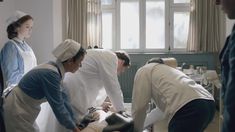 Голая Энн Вернер в сериале «Ку'дамм 56» фото #3
