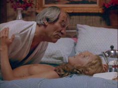 Красотка Энн Дьюзенберри оголила грудь и попу в фильме «Кинобезумие» фото #8