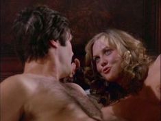 Красотка Энн Дьюзенберри оголила грудь и попу в фильме «Кинобезумие» фото #10