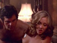 Красотка Энн Дьюзенберри оголила грудь и попу в фильме «Кинобезумие» фото #12