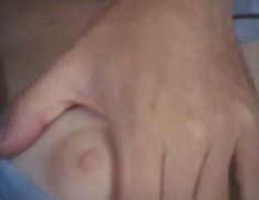 Голая Энн Халл в фильме «Тени становятся черными» фото #1