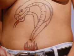 Голая Энни Вуд в фильме «Сестры в камере. Загнанные за решетку» фото #8