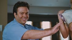 Энни Вуд показала голую грудь в фильме «Удачи, Чак!» фото #2