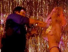 Голая Энни МакОли в фильме «Сумасброды 2. Не в своем уме» фото #6