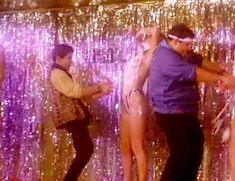 Голая Энни МакОли в фильме «Сумасброды 2. Не в своем уме» фото #8