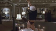 Голая Эрика Элениак в фильме «В осаде» фото #1