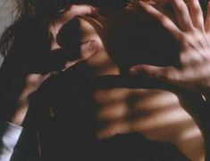 Голая Эшли Грэхэм в фильме «Цыганские глаза» фото #1