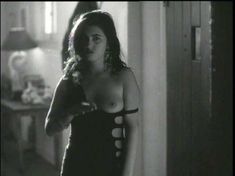 Голая Эшли Лоуренс в фильме «Ночной незнакомец» фото #2