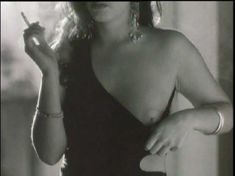 Голая Эшли Лоуренс в фильме «Ночной незнакомец» фото #3