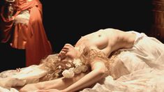 Голая Ютта-Мерле Бёрнсен в фильме «Ночная красавица» фото #16