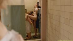 Голая Яэль Стоун в сериале «Оранжевый — хит сезона» фото #1