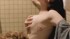 Голая Яэль Стоун в сериале «Оранжевый — хит сезона» фото #2