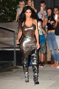 Ким Кардашьян в прозрачном платье без бюстгальтера в Нью-Йорке фото #7
