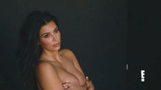 Грудастая обнаженная Ким Кардашьян на шоу «Семейство Кардашян» фото #1