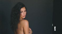 Грудастая обнаженная Ким Кардашьян на шоу «Семейство Кардашян» фото #2