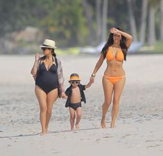 Сексапильная Ким Кардашьян в оранжевом купальнике на пляже в Мексике фото #1