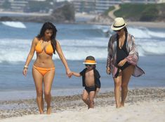 Сексапильная Ким Кардашьян в оранжевом купальнике на пляже в Мексике фото #6