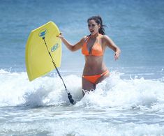 Сексапильная Ким Кардашьян в оранжевом купальнике на пляже в Мексике фото #10