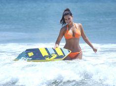 Сексапильная Ким Кардашьян в оранжевом купальнике на пляже в Мексике фото #12