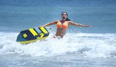 Сексапильная Ким Кардашьян в оранжевом купальнике на пляже в Мексике фото #15