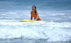 Сексапильная Ким Кардашьян в оранжевом купальнике на пляже в Мексике фото #18