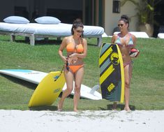 Сексапильная Ким Кардашьян в оранжевом купальнике на пляже в Мексике фото #19