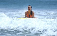 Сексапильная Ким Кардашьян в оранжевом купальнике на пляже в Мексике фото #20