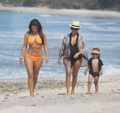 Сексапильная Ким Кардашьян в оранжевом купальнике на пляже в Мексике фото #22