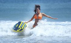 Сексапильная Ким Кардашьян в оранжевом купальнике на пляже в Мексике фото #24