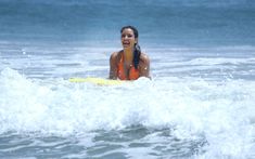 Сексапильная Ким Кардашьян в оранжевом купальнике на пляже в Мексике фото #28