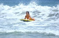 Сексапильная Ким Кардашьян в оранжевом купальнике на пляже в Мексике фото #35