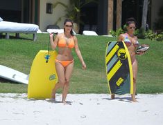 Сексапильная Ким Кардашьян в оранжевом купальнике на пляже в Мексике фото #36