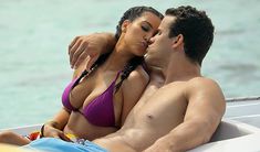 Ким Кардашьян в соблазнительных купальниках на отдыхе в Бора-Бора фото #14