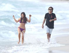 Ким Кардашьян в спортивном купальнике на пляже Майами фото #11