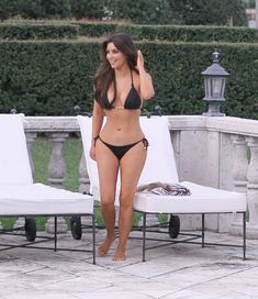 Ким Кардашьян показала роскошные формы у бассейна в Майами фото #7