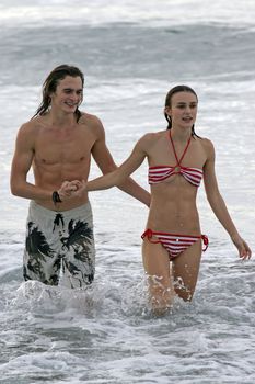 Худая Кира Найтли в купальнике на отдыхе в Гавайях фото #12