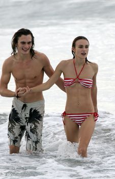 Худая Кира Найтли в купальнике на отдыхе в Гавайях фото #13