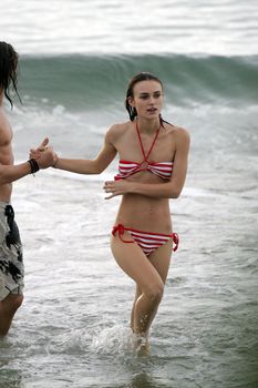 Худая Кира Найтли в купальнике на отдыхе в Гавайях фото #21