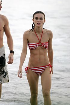 Худая Кира Найтли в купальнике на отдыхе в Гавайях фото #25