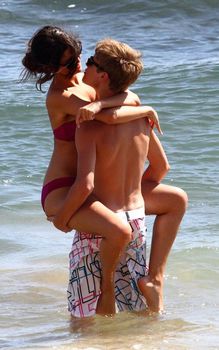 Горячая Селена Гомес в купальнике на пляже в Гавайях фото #16