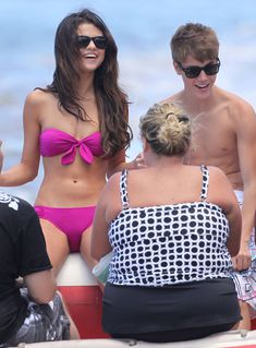 Горячая Селена Гомес в купальнике на пляже в Гавайях фото #38