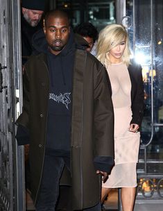 Голые соски Ким Кардашьян возле отеля в Париже фото #1