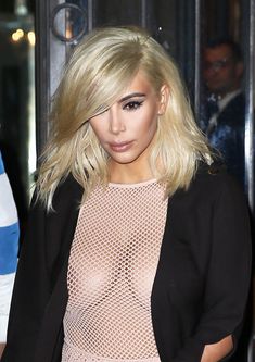 Голые соски Ким Кардашьян возле отеля в Париже фото #10